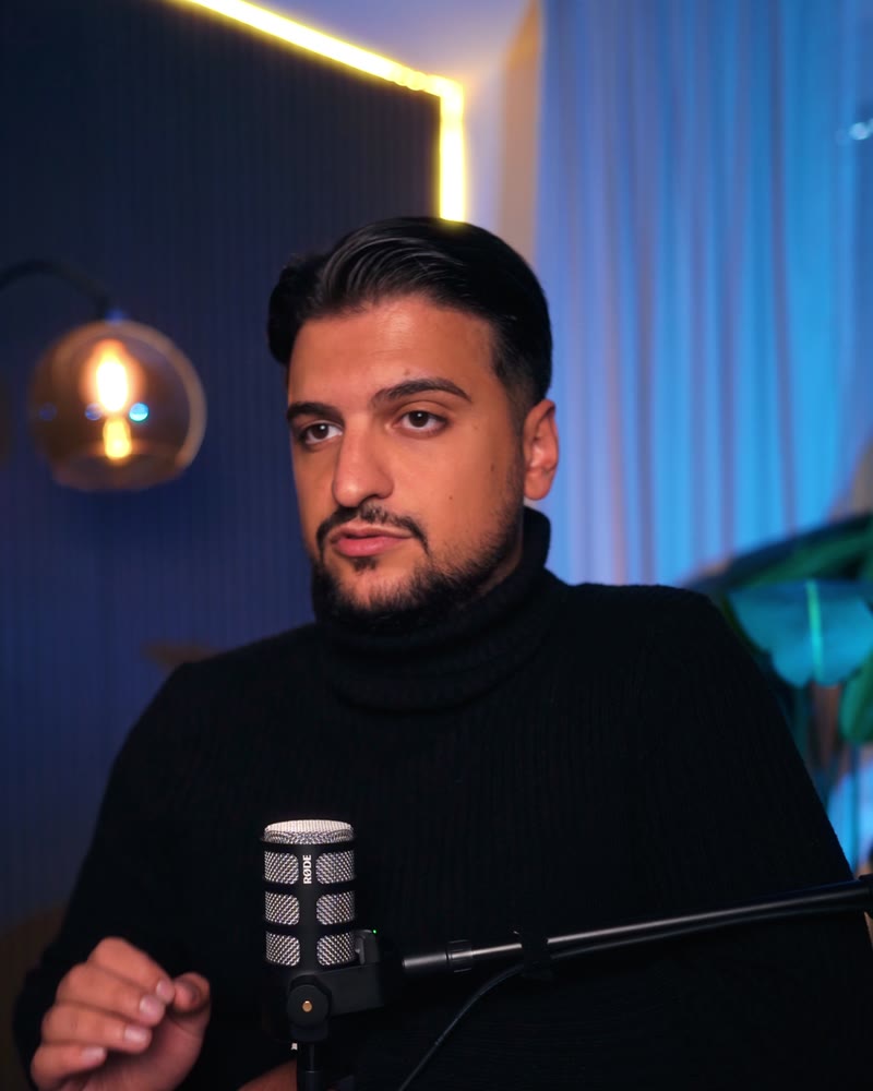 Joseph Yatim im schwarzen Rollkragen am Mikrofon